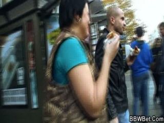 يتم اختيار لطيف امرأة سمراء BBW صعودا ومارس الجنس