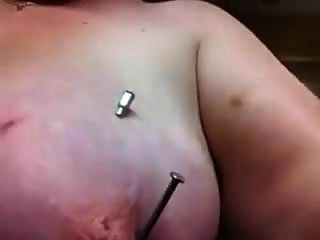 إبرة سيخ من خلال حلمته
